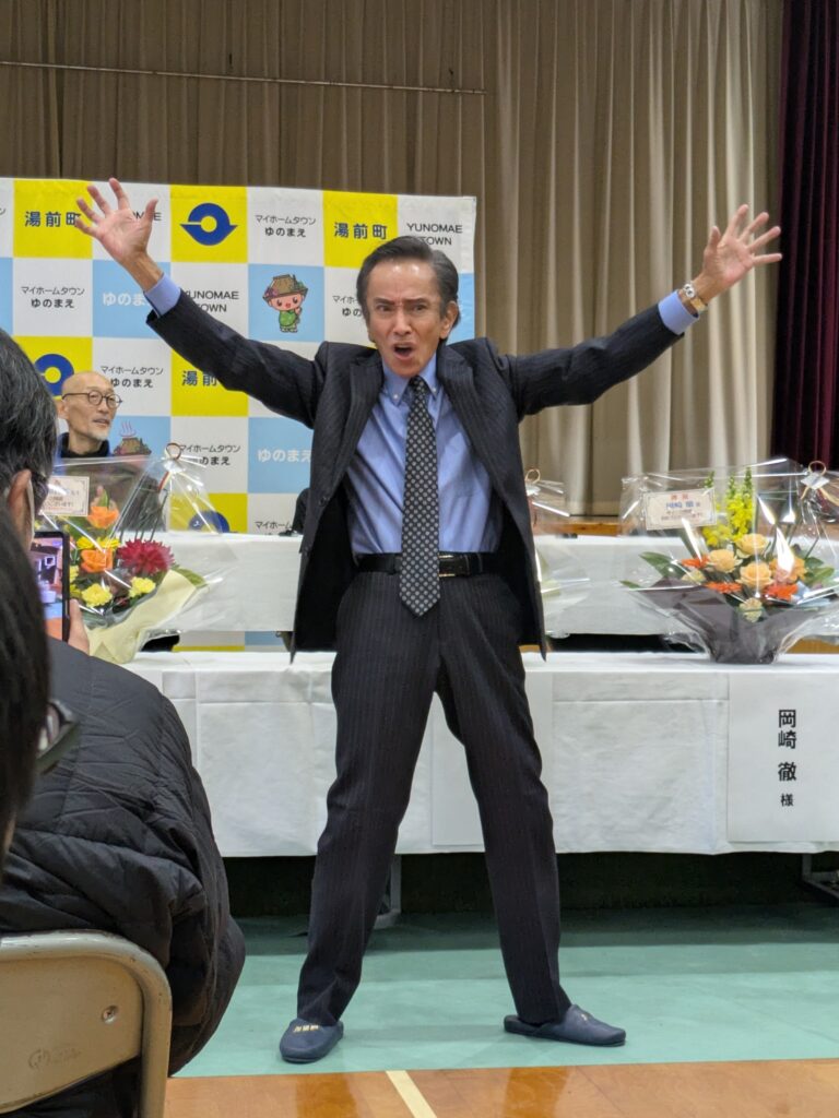 変身ポーズをとる岡崎さん