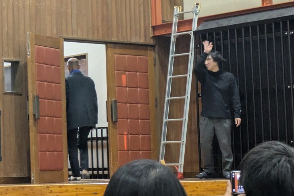 手を振る久米田先生