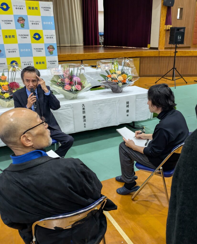 岡崎さんの似顔絵を描く久米田先生